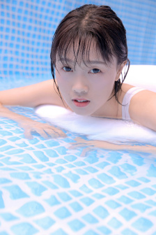 风流翁熄一边喂奶一边